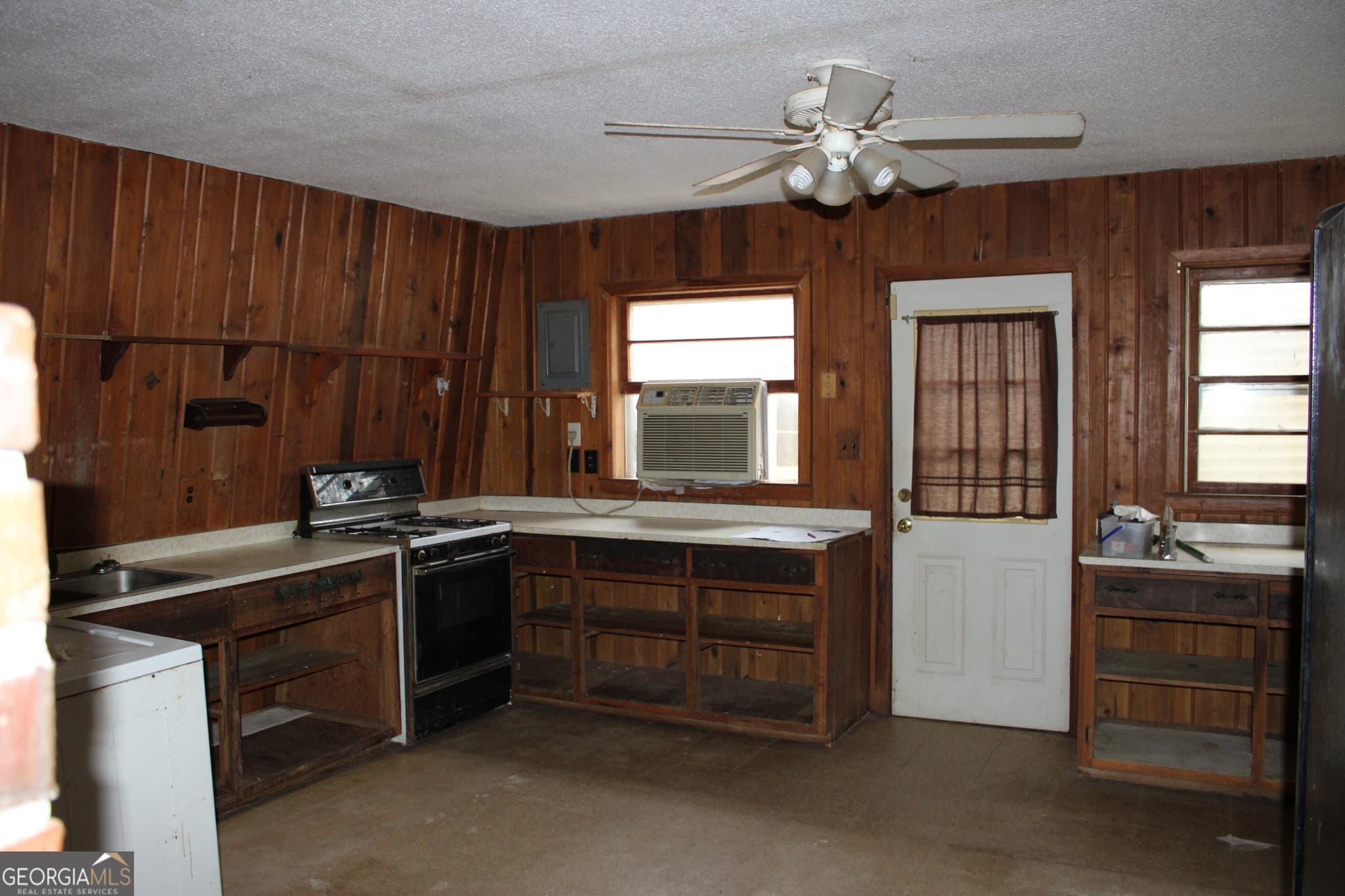 3 bedroom, 1.5 bathroom, 896 sq ft single family residence under contract at 3595 Gumlog Road, Martin, GA 30557 — photo 3