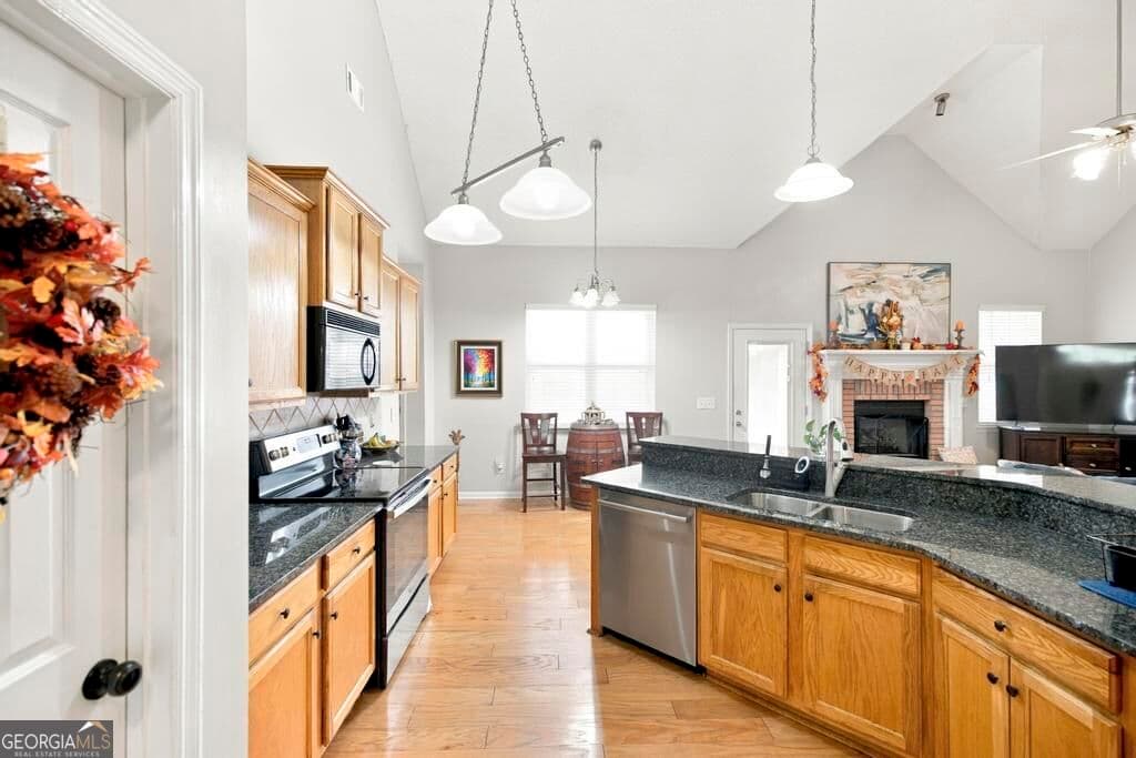 4 bedroom, 3 bathroom, 2,155 sq ft single family residence for sale at 112 Dovecot Drive, Warner Robins, GA 31088 — photo 10