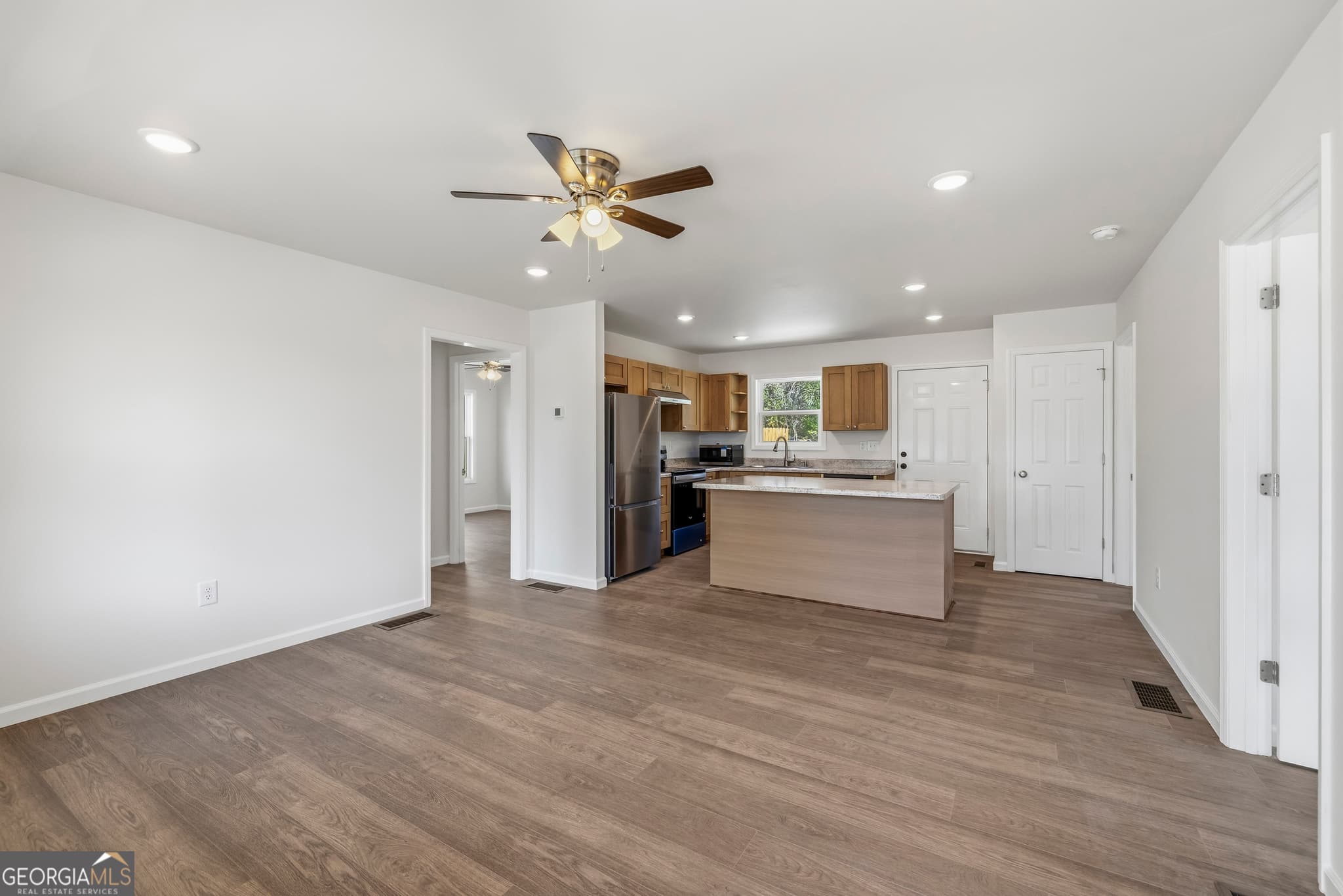 3 bedroom, 2 bathroom, 1,196 sq ft single family residence for sale at 509 Carlton Avenue, Union Point, GA 30669 — photo 6
