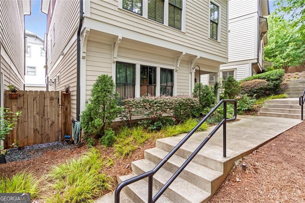 4 bedroom, 4 bathroom, 2,368 sq ft single family residence for sale at 822 Grove Bend, Decatur, GA 30030 — photo 2