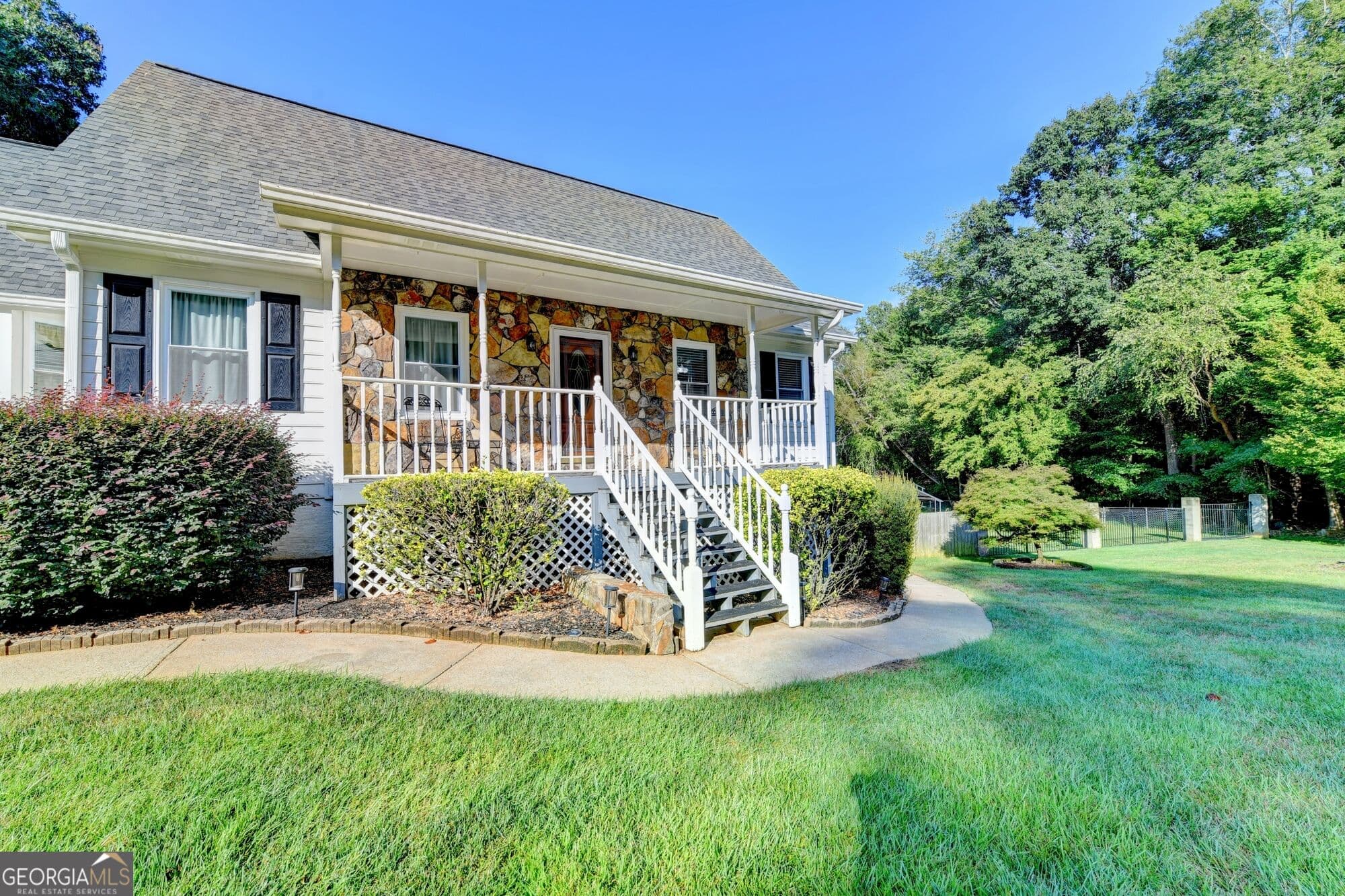 5 bedroom, 4.5 bathroom, 5,155 sq ft single family residence for sale at 2100 Oak Village Lane, Lawrenceville, GA 30043 — photo 4