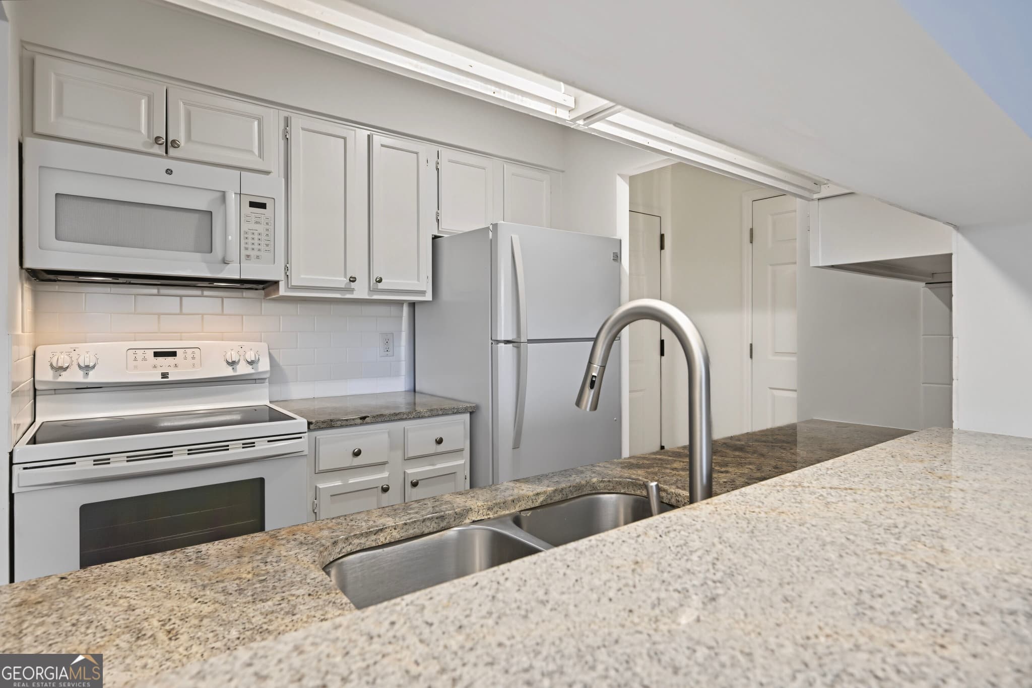 1 bedroom, 1 bathroom, 760 sq ft condominium for sale at 300 Johnson Ferry Road B512, Atlanta, GA 30328 — photo 6