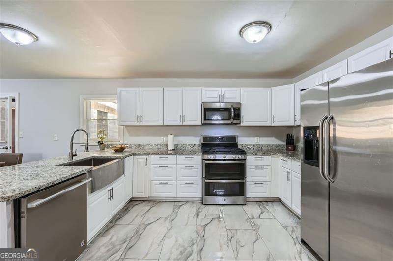 5 bedroom, 3 bathroom, 2,403 sq ft single family residence for sale at 4809 Hemlock Drive, Austell, GA 30106 — photo 9