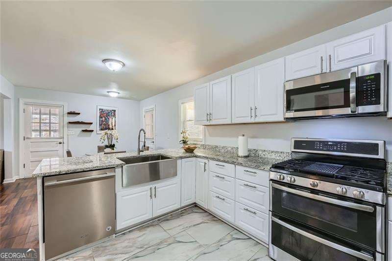 5 bedroom, 3 bathroom, 2,403 sq ft single family residence for sale at 4809 Hemlock Drive, Austell, GA 30106 — photo 10
