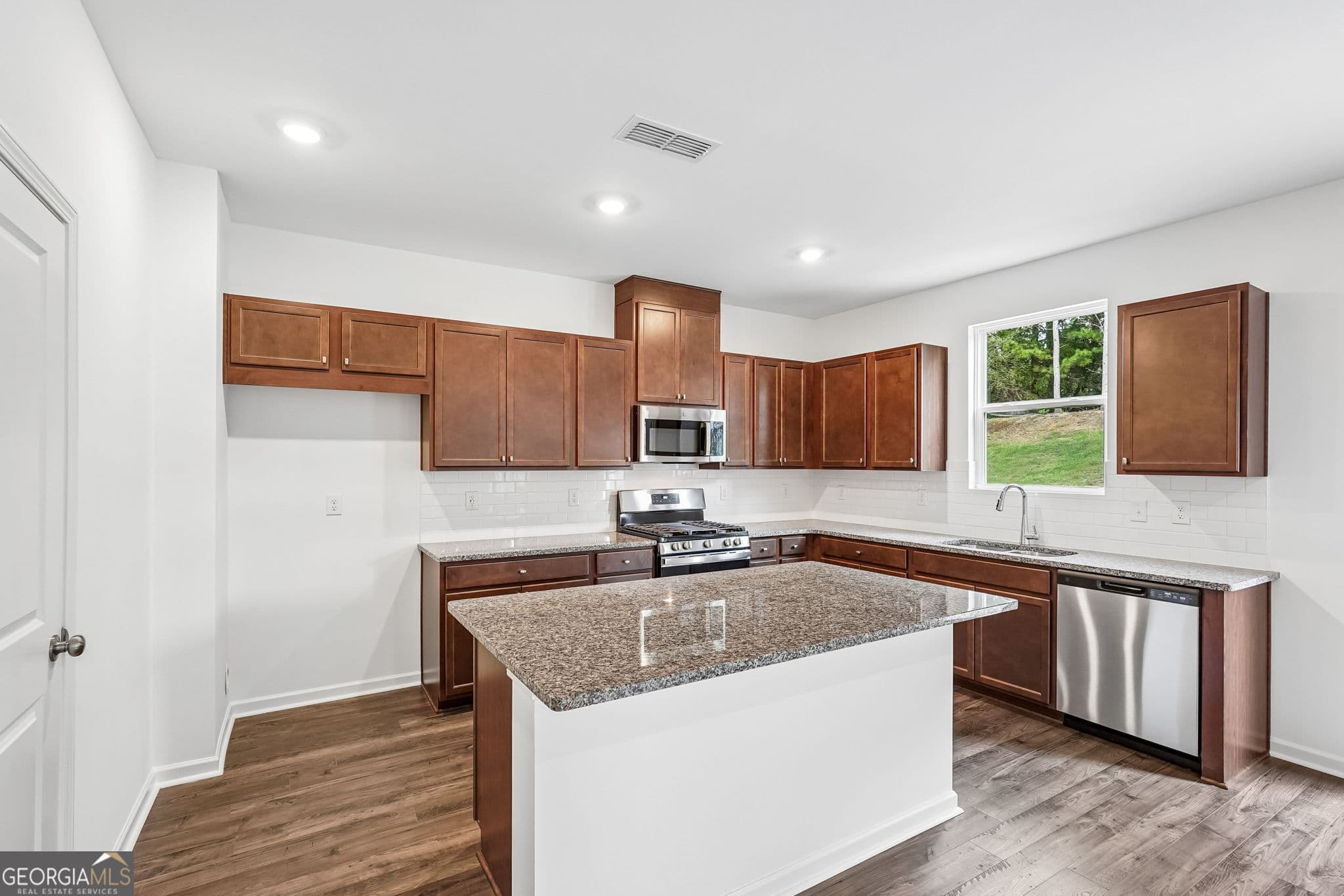 4 bedroom, 2.5 bathroom, 2,507 sq ft single family residence for sale at 205 Groveton Court, Euharlee, GA 30145 — photo 3