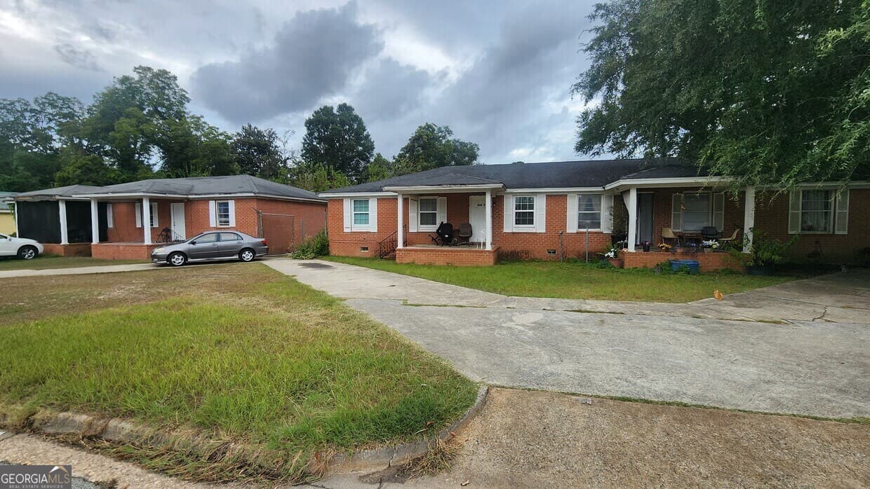 6 bedroom, 4 bathroom, 2,208 sq ft single family residence for sale at 605 Burke Avenue, Albany, GA 31701