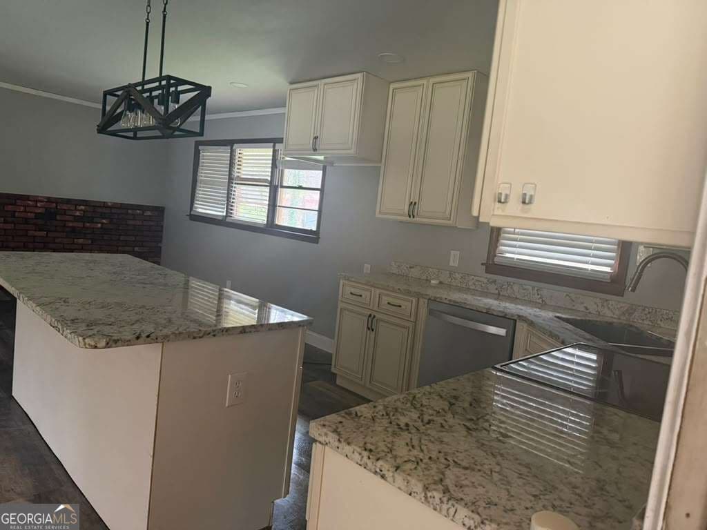 3 bedroom, 1.5 bathroom, 1,100 sq ft single family residence for sale at 803 S Red Rock Road, Toccoa, GA 30577 — photo 2
