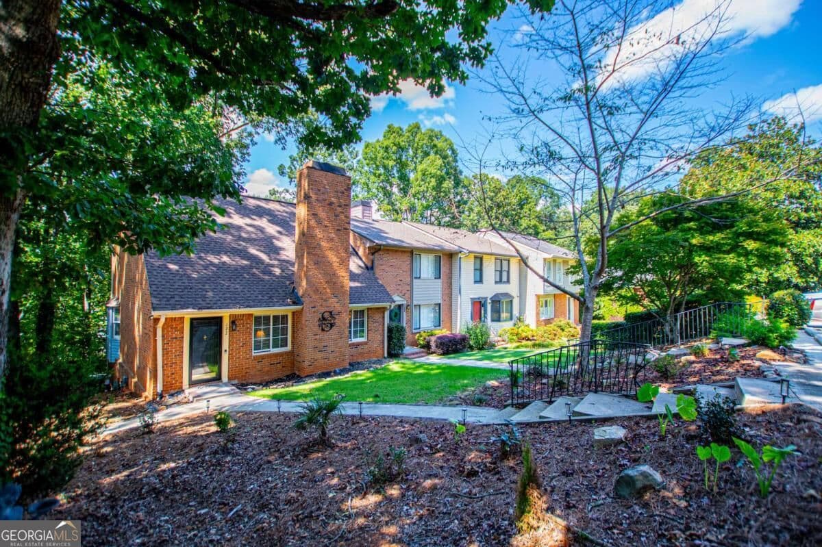 3 bedroom, 2 bathroom, 2,302 sq ft single family residence for sale at 122 Mill Stream, Carrollton, GA 30117 — photo 2