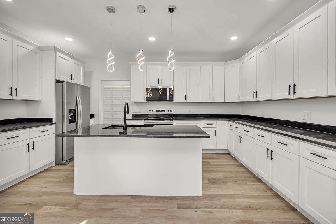 3 bedroom, 2 bathroom, 1,979 sq ft single family residence for sale at 254 Satilla Sands Drive, Waynesville, GA 31566 — photo 2