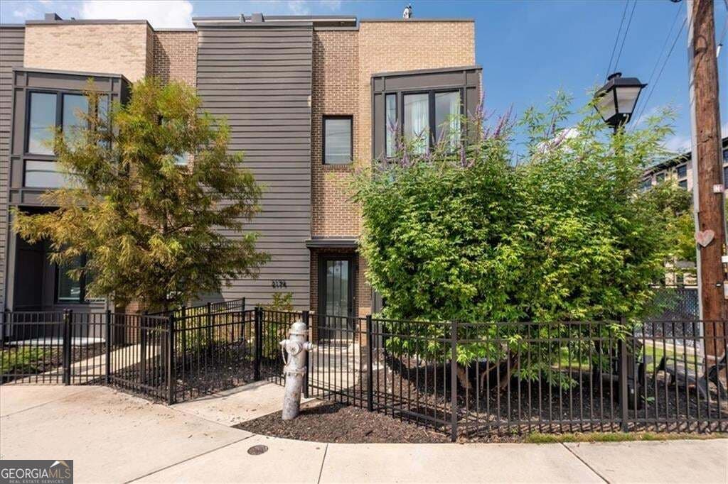 3 bedroom, 3.5 bathroom, 2,349 sq ft townhouse for sale at 2174 NE Bristol Cove, Atlanta, GA 30341 — photo 2