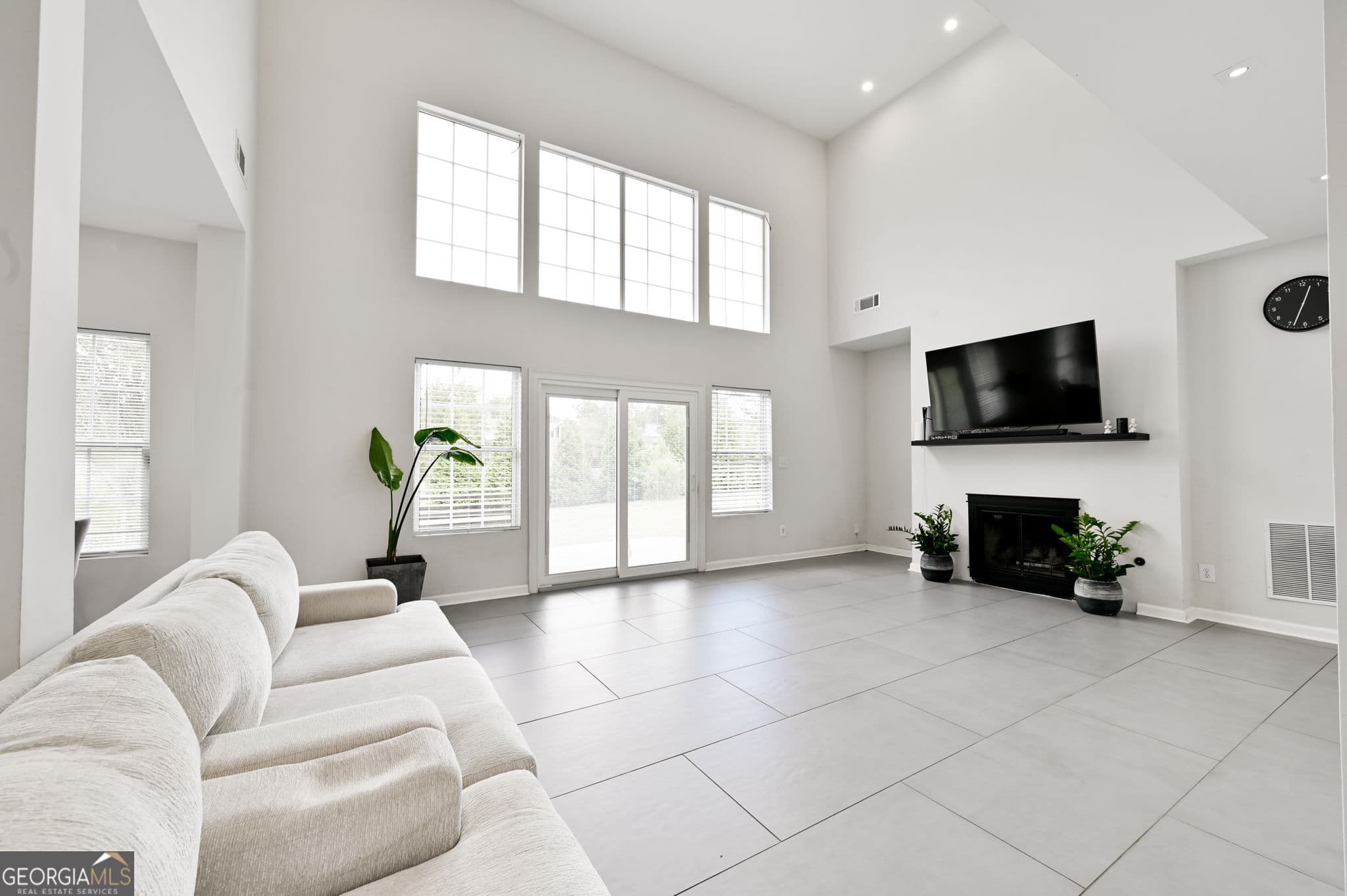 3 bedroom, 2.5 bathroom, 2,164 sq ft single family residence for sale at 3219 Lindas Circle, Conyers, GA 30013 — photo 3