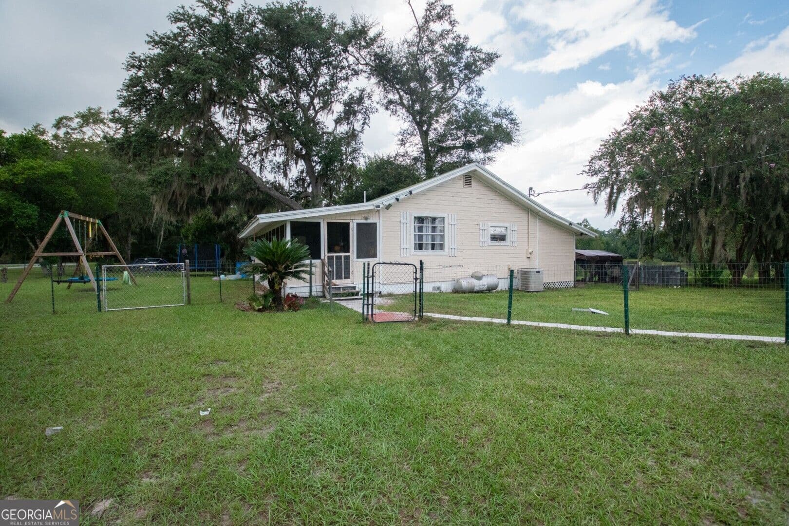 3 bedroom, 1 bathroom, 1,152 sq ft single family residence for sale at 41 Sheridan Street, St. George, GA 31562 — photo 3