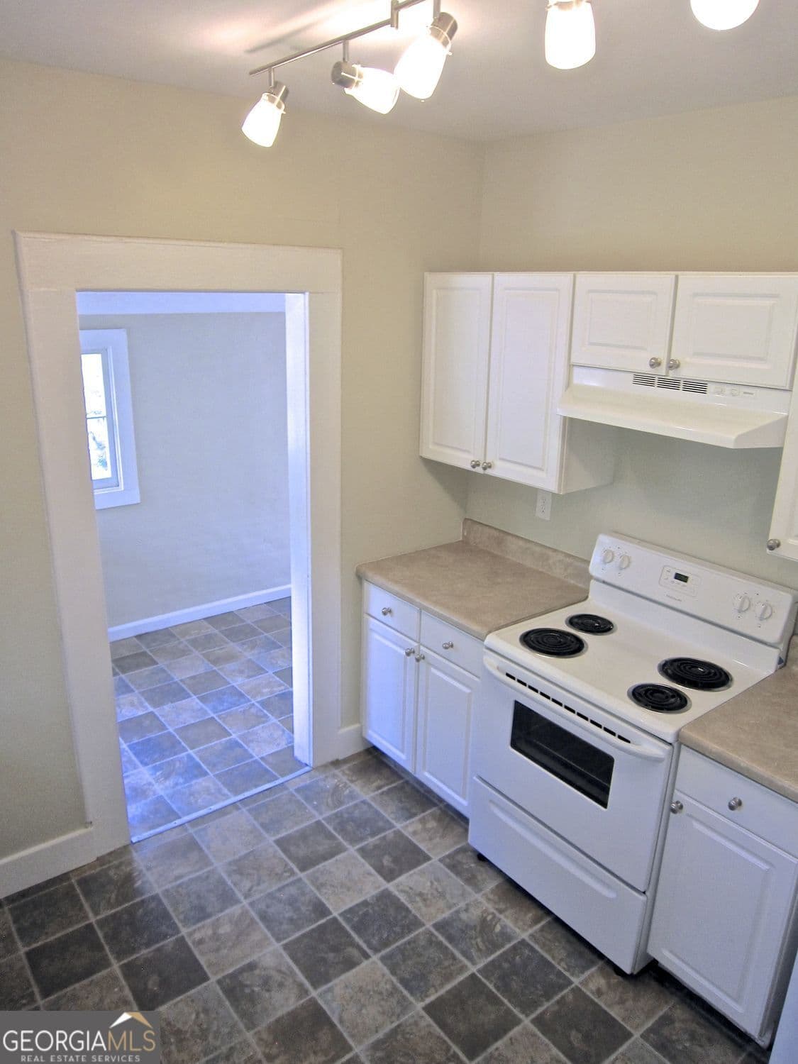 2 bedroom, 2 bathroom, 1,816 sq ft single family residence for sale at 734 McDonough Boulevard, Atlanta, GA 30315 — photo 6