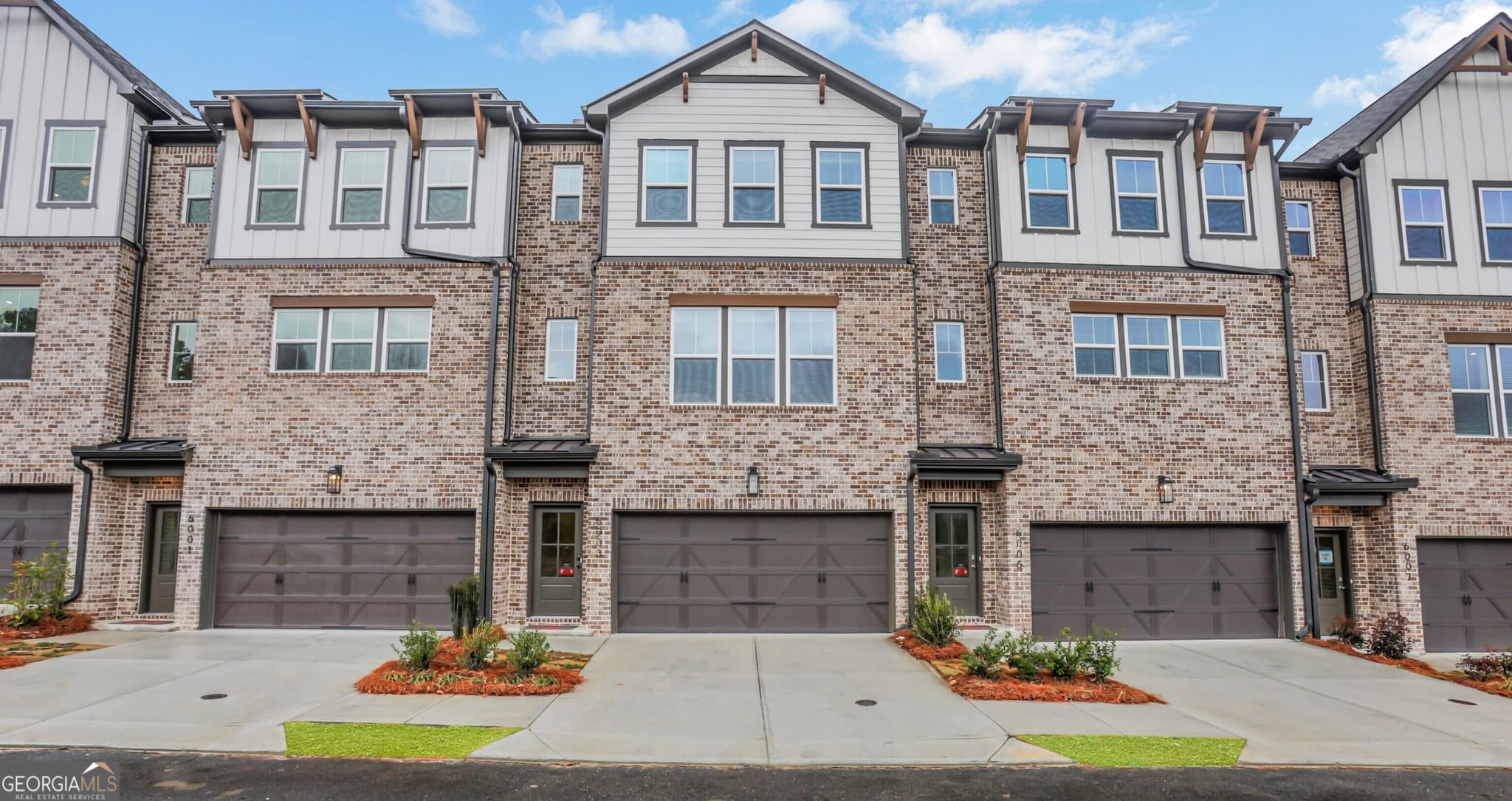 4 bedroom, 3.5 bathroom, 2,421 sq ft townhouse for sale at 326 Sunset Hollow Street, Sugar Hill, GA 30518 — photo 2