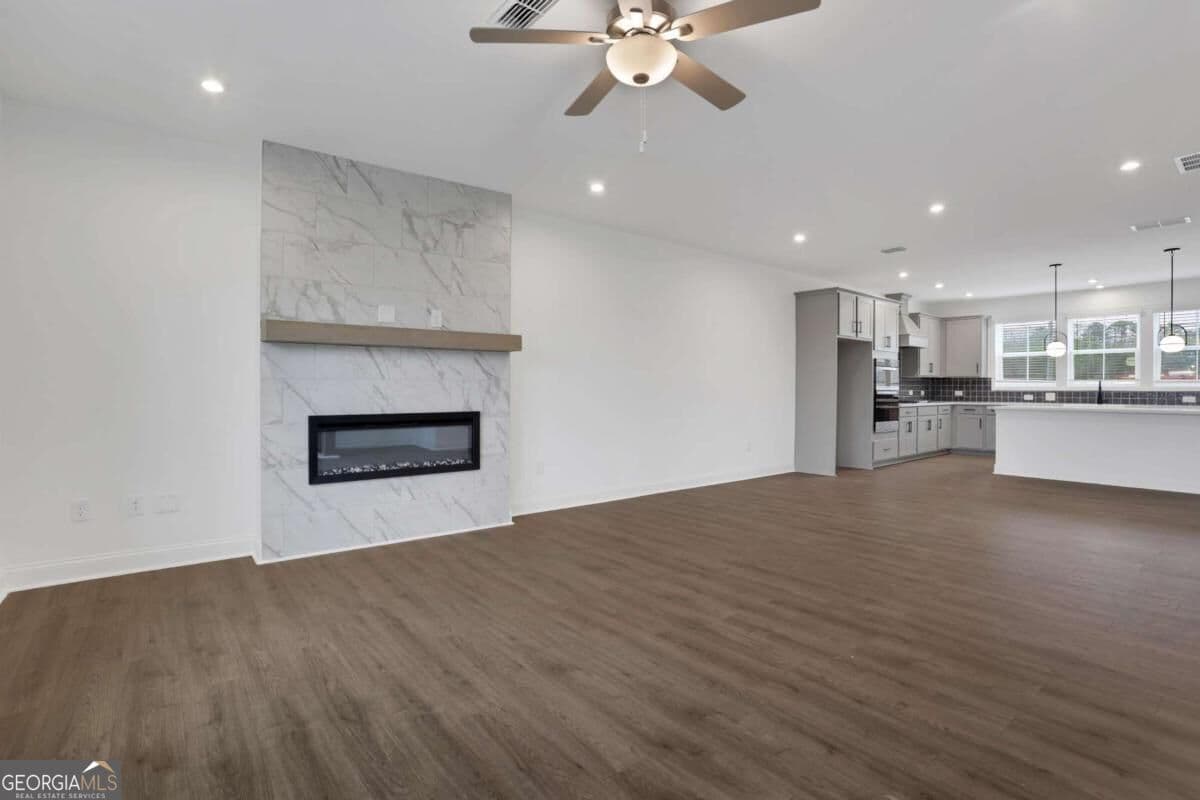 4 bedroom, 3.5 bathroom, 2,421 sq ft townhouse for sale at 326 Sunset Hollow Street, Sugar Hill, GA 30518 — photo 4