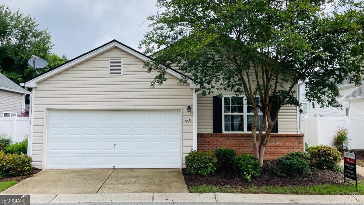 3 bedroom, 2 bathroom, 1,135 sq ft single family residence sold at 559 W Oaks Drive, Woodstock, GA 30188