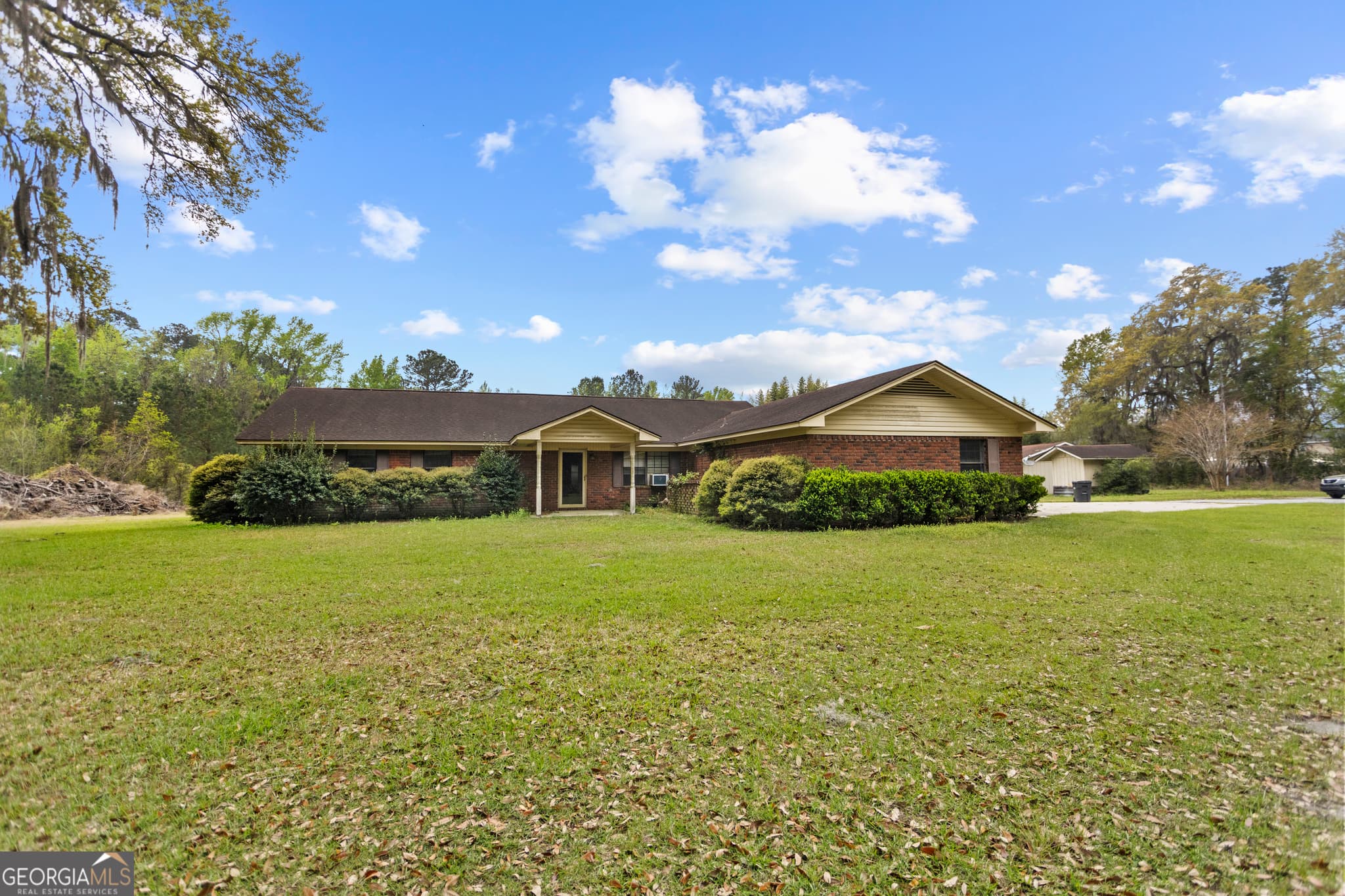 3 bedroom, 2 bathroom, 2,419 sq ft single family residence under contract at 160 Hall Street, Hinesville, GA 31313