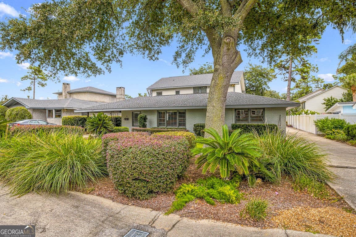 4 bedroom, 3.5 bathroom, 2,356 sq ft single family residence for sale at 604 Bartow Street, St. Simons, GA 31522 — photo 2