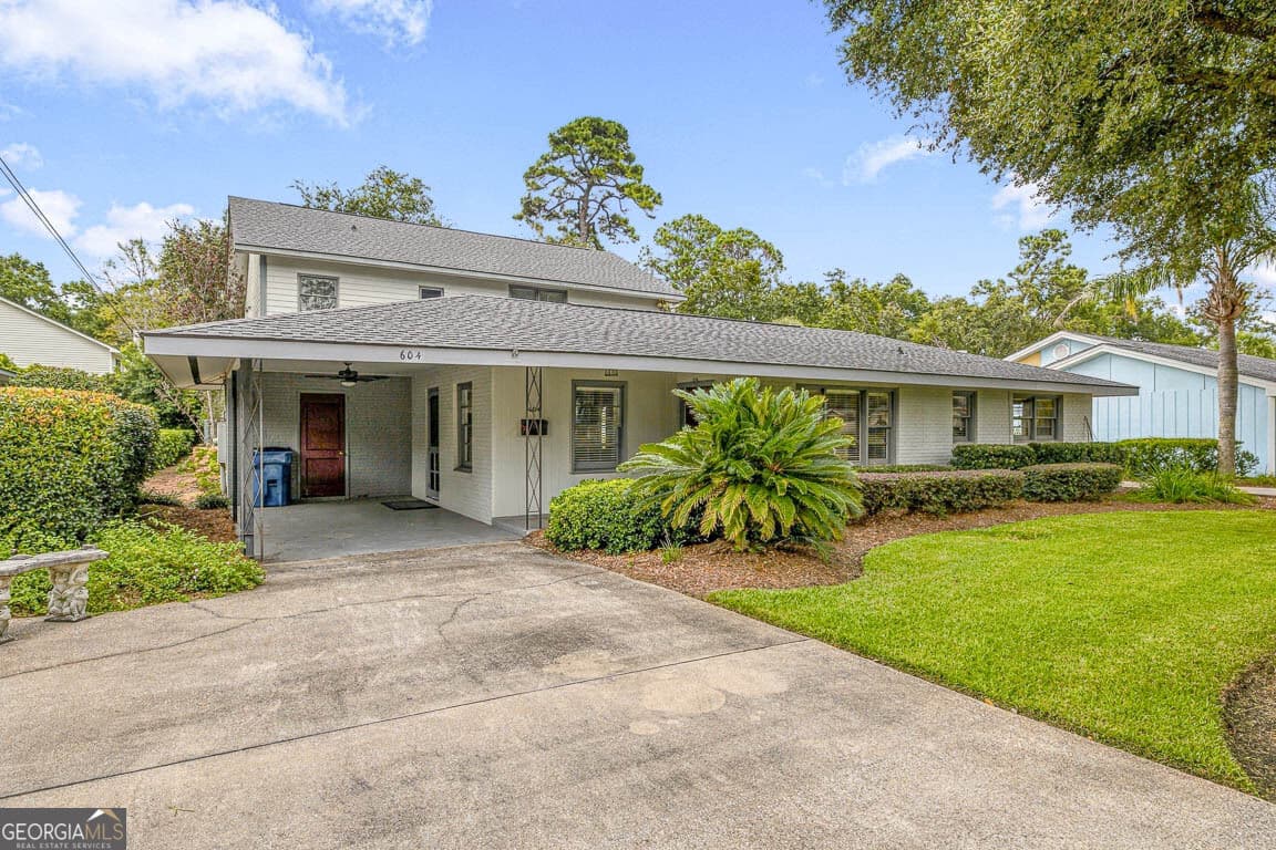 4 bedroom, 3.5 bathroom, 2,356 sq ft single family residence for sale at 604 Bartow Street, St. Simons, GA 31522 — photo 4