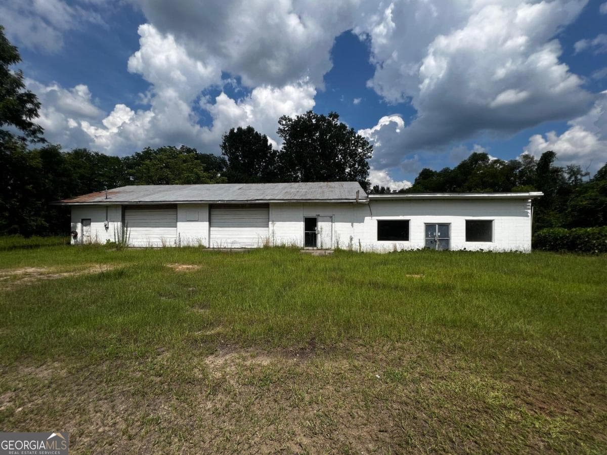 1 bedroom, 1 bathroom, 3,940 sq ft mixed use for sale at 183 Main Street, Toomsboro, GA 31090