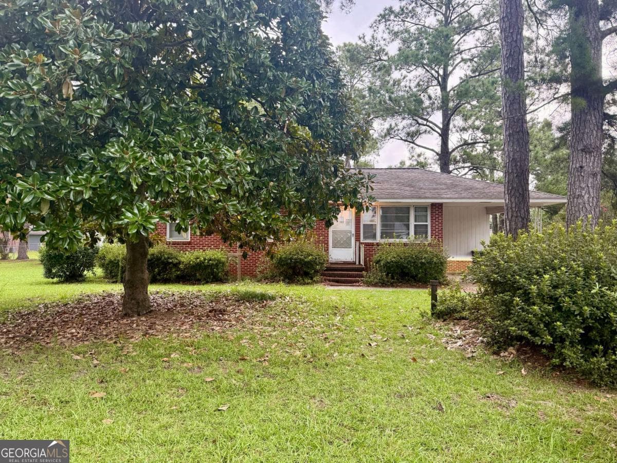 3 bedroom, 1 bathroom, 975 sq ft single family residence sold at 522 Hillcrest Street, Millen, GA 30442