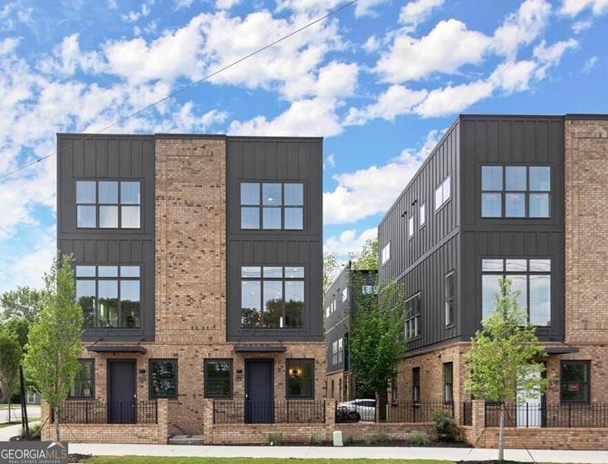 2 bedroom, 2.5 bathroom, 1,361 sq ft townhouse for sale at 1123 Knight Walk, Atlanta, GA 30318 — photo 1 of 34