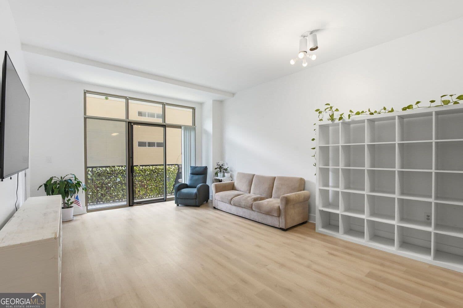 2 bedroom, 2 bathroom, 932 sq ft condominium for sale at 171 Auburn Avenue 210, Atlanta, GA 30303 — photo 2