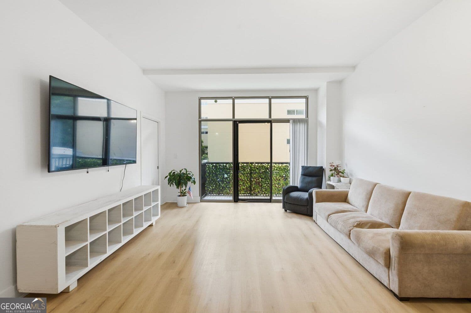 2 bedroom, 2 bathroom, 932 sq ft condominium for sale at 171 Auburn Avenue 210, Atlanta, GA 30303 — photo 1 of 27