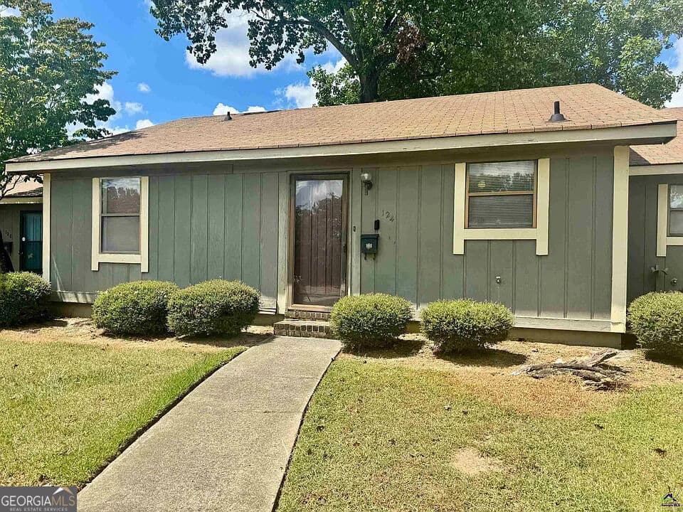 2 bedroom, 1 bathroom, 900 sq ft condominium for sale at 124 Stonehedge Drive, Warner Robins, GA 31088 — photo 1 of 16