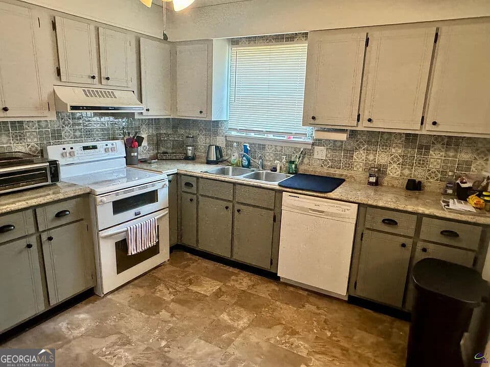2 bedroom, 1 bathroom, 900 sq ft condominium for sale at 124 Stonehedge Drive, Warner Robins, GA 31088 — photo 4