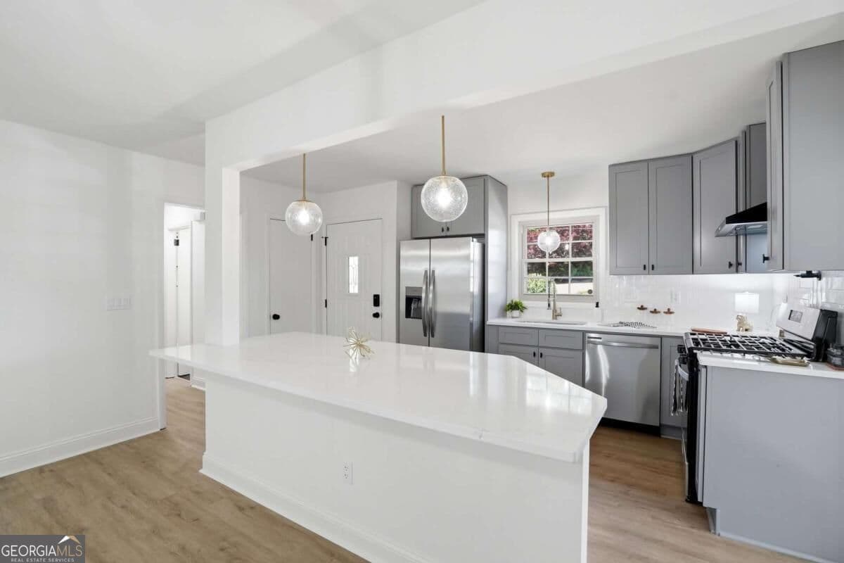 4 bedroom, 2 bathroom, 1,301 sq ft single family residence for sale at 2880 Sherwood Road, Smyrna, GA 30082 — photo 4
