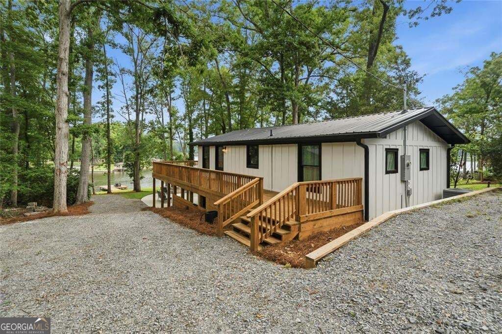 3 bedroom, 2 bathroom, 1,500 sq ft single family residence for sale at 233 Lakeshore Drive, Eatonton, GA 31024 — photo 5