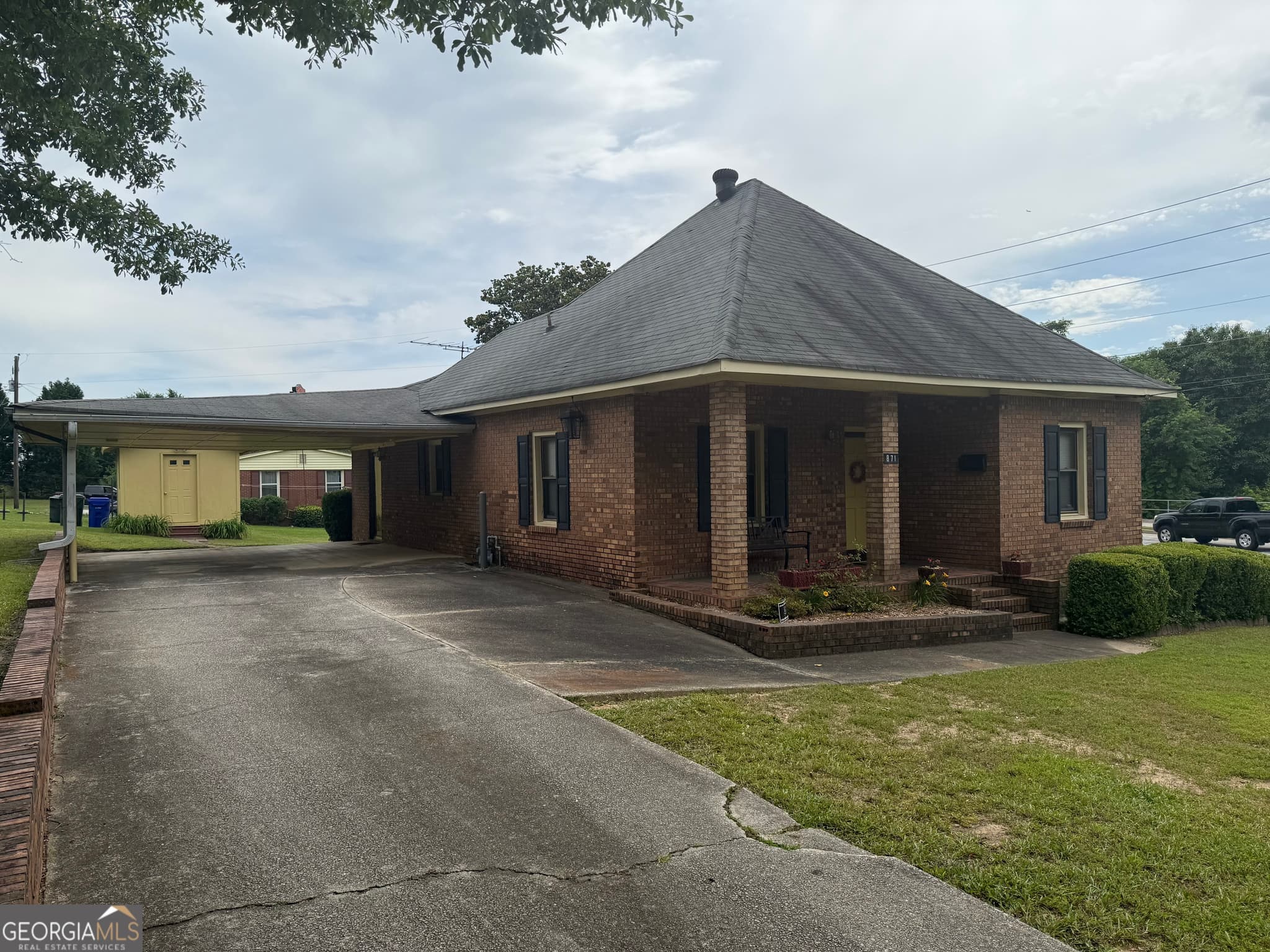 3 bedroom, 2 bathroom, 1,292 sq ft mixed use for sale at 871 Malcolm Street, Conyers, GA 30012 — photo 2