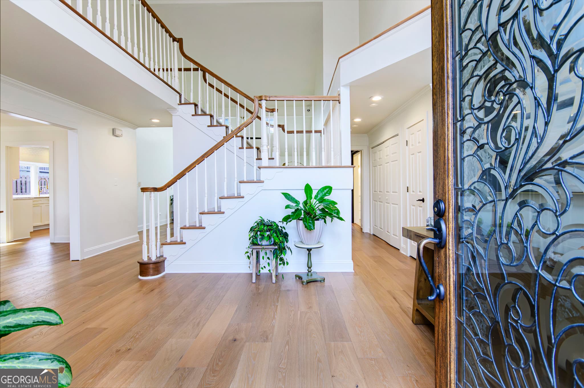 4 bedroom, 4 bathroom, 4,800 sq ft single family residence for sale at 10120 Kinross Road, Roswell, GA 30076 — photo 2