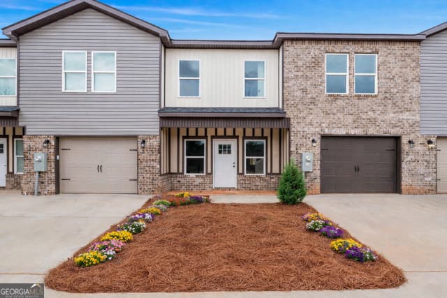 3 bedroom, 2.5 bathroom, 1,636 sq ft townhouse for sale at 302 Beau Claire Circle, Byron, GA 31008 — photo 1 of 35