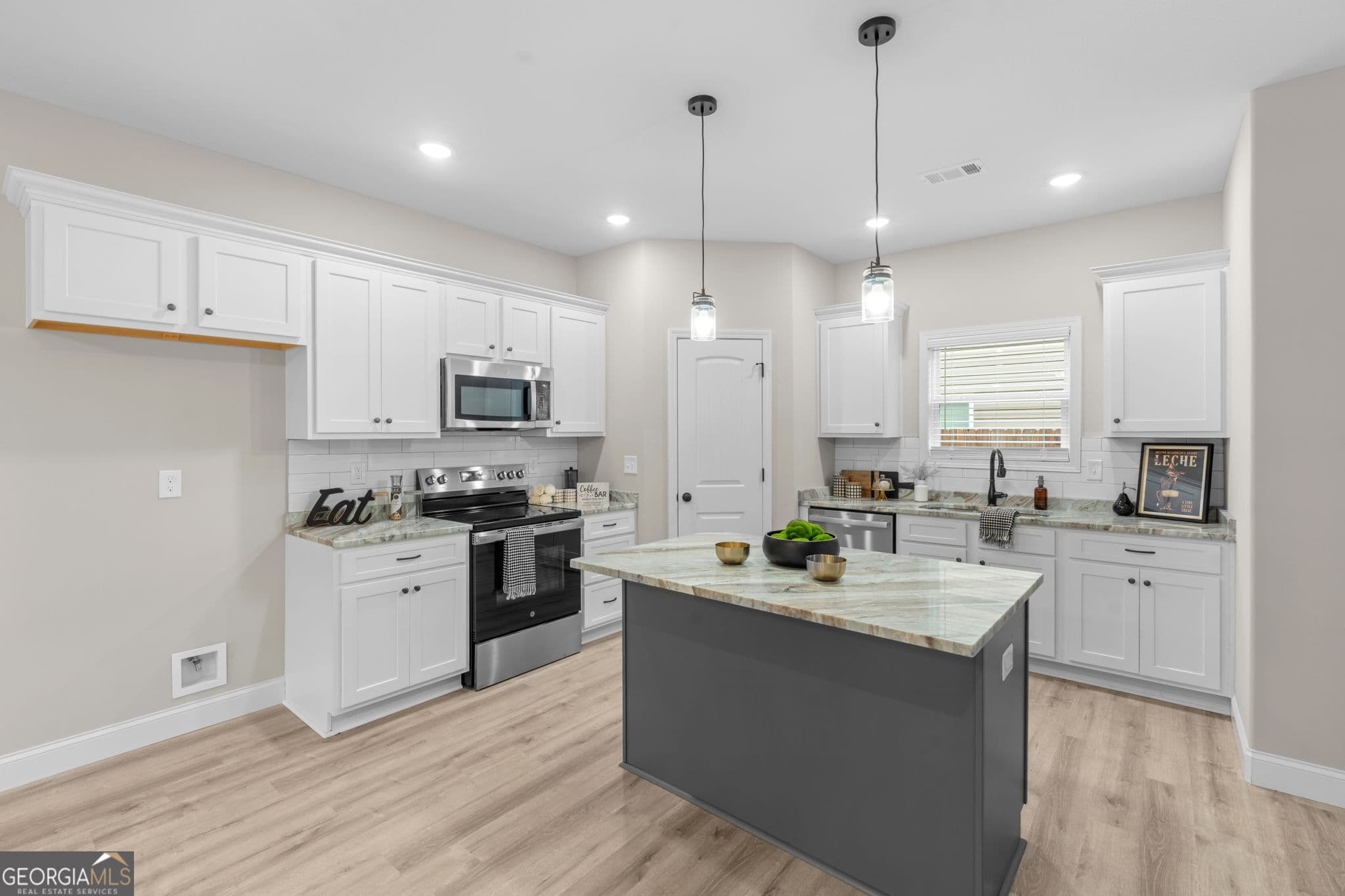 3 bedroom, 2.5 bathroom, 1,636 sq ft townhouse for sale at 302 Beau Claire Circle, Byron, GA 31008 — photo 5