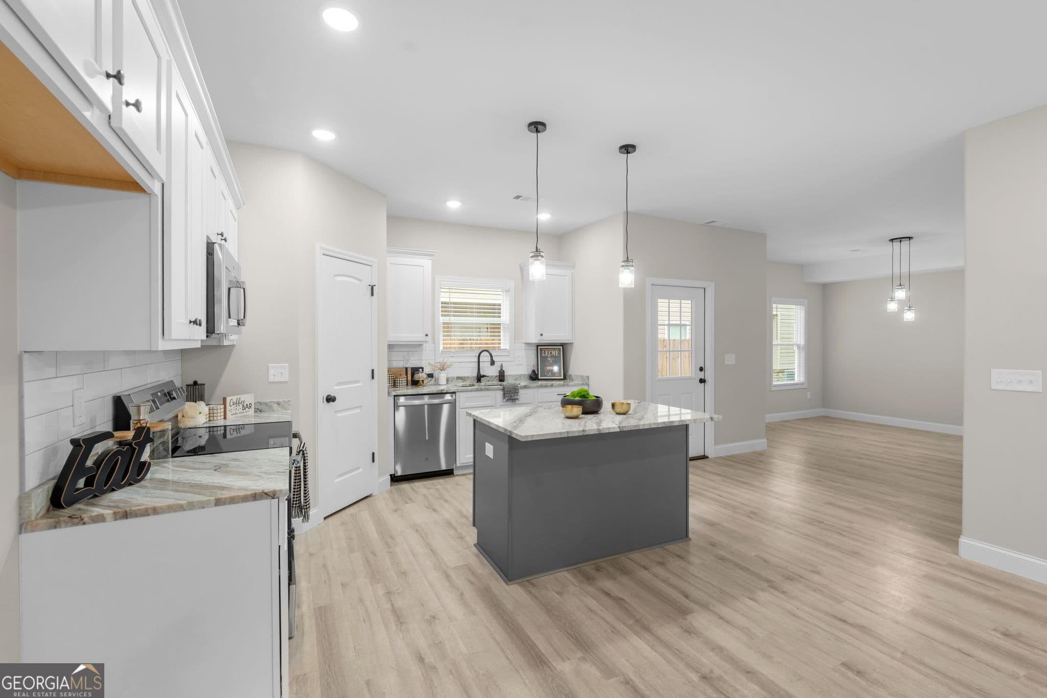 3 bedroom, 2.5 bathroom, 1,636 sq ft townhouse for sale at 302 Beau Claire Circle, Byron, GA 31008 — photo 4