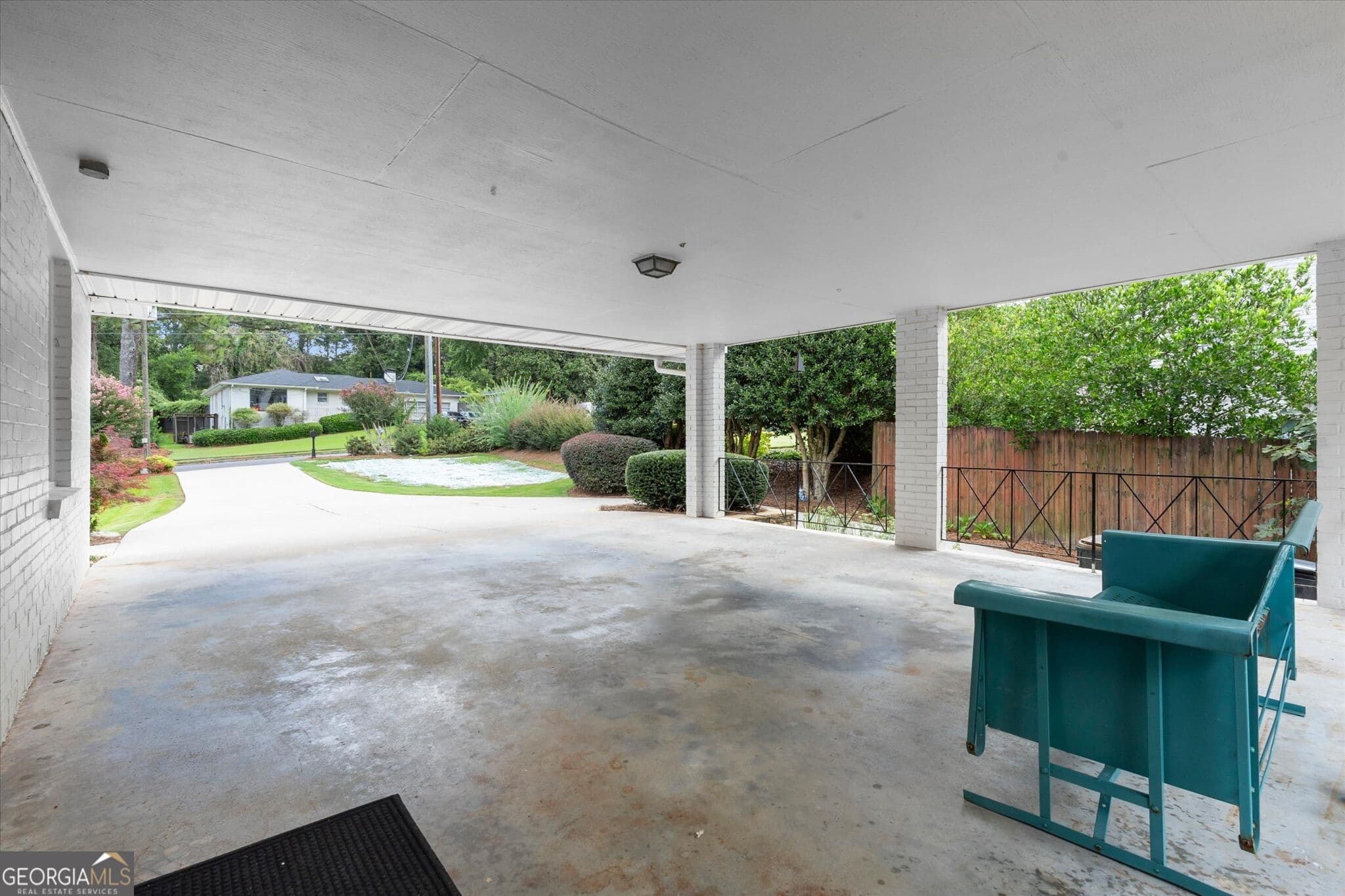 4 bedroom, 3 bathroom, 3,100 sq ft single family residence for sale at 6350 N Hampton Drive, Sandy Springs, GA 30328 — photo 3