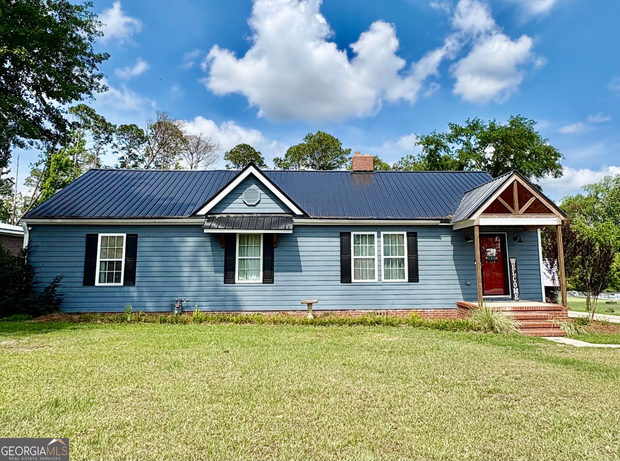3 bedroom, 2 bathroom, 1,570 sq ft single family residence under contract at 348 S Victory Drive, Lyons, GA 30436 — photo 2