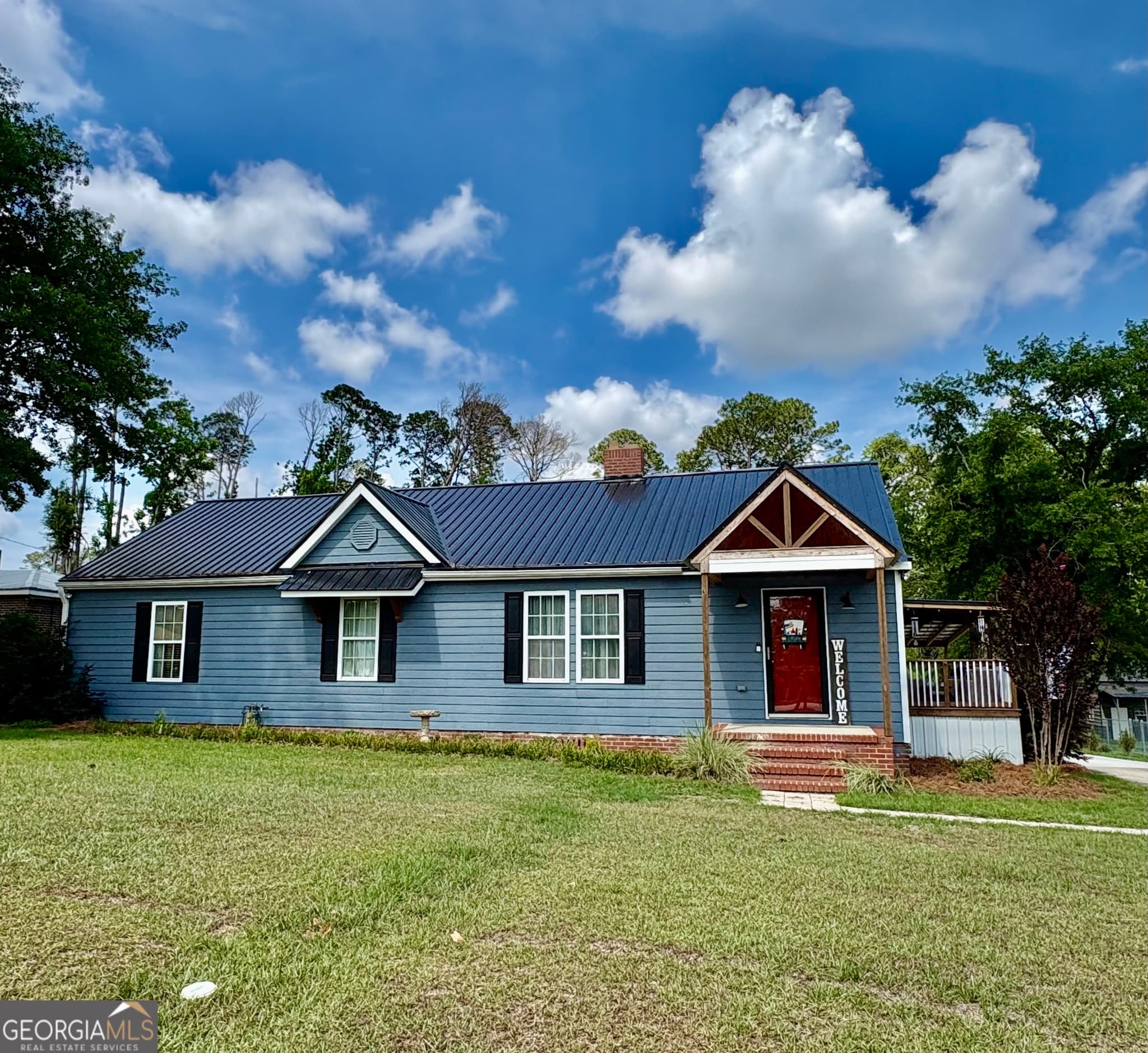 3 bedroom, 2 bathroom, 1,570 sq ft single family residence under contract at 348 S Victory Drive, Lyons, GA 30436 — photo 3