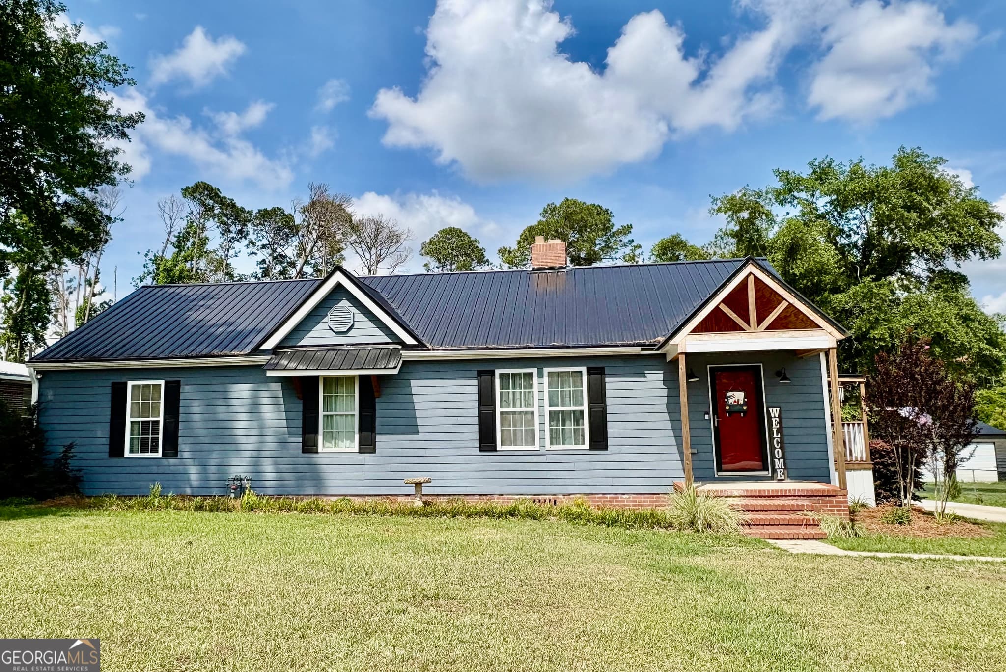 3 bedroom, 2 bathroom, 1,570 sq ft single family residence under contract at 348 S Victory Drive, Lyons, GA 30436