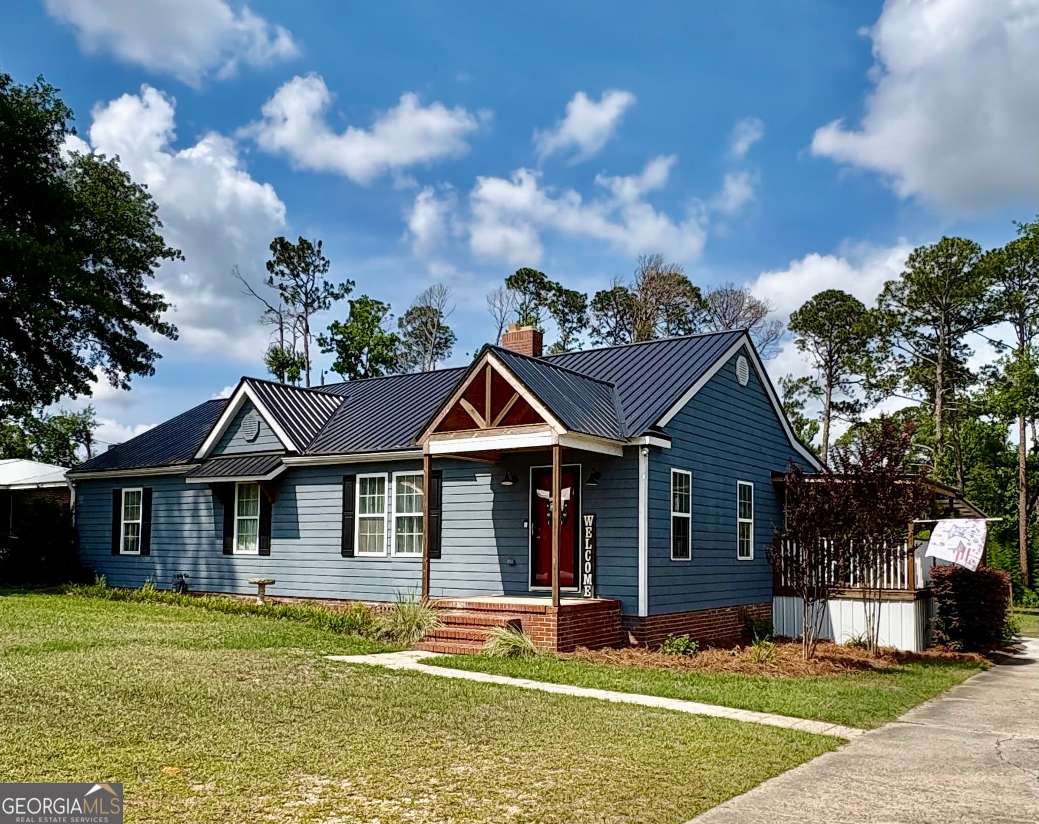 3 bedroom, 2 bathroom, 1,570 sq ft single family residence under contract at 348 S Victory Drive, Lyons, GA 30436 — photo 4