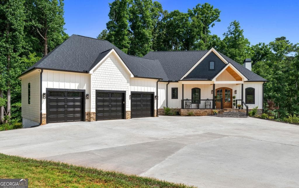 4 bedroom, 4 bathroom, 3,640 sq ft single family residence for sale at 183 Lake Pointe Road, Hartwell, GA 30643 — photo 2