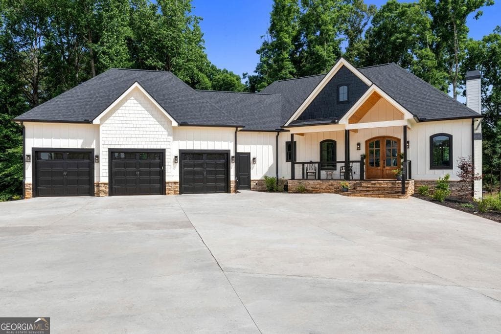 4 bedroom, 4 bathroom, 3,640 sq ft single family residence for sale at 183 Lake Pointe Road, Hartwell, GA 30643