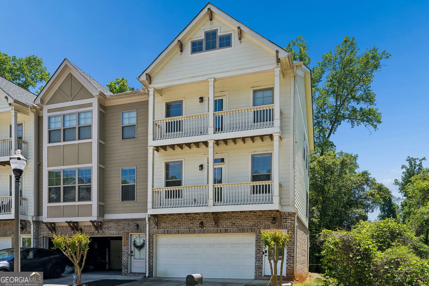 3 bedroom, 3.5 bathroom, 1,804 sq ft townhouse for rent at 2424 Misty Hollow Place, Atlanta, GA 30337 for $3,000 a month — photo 2