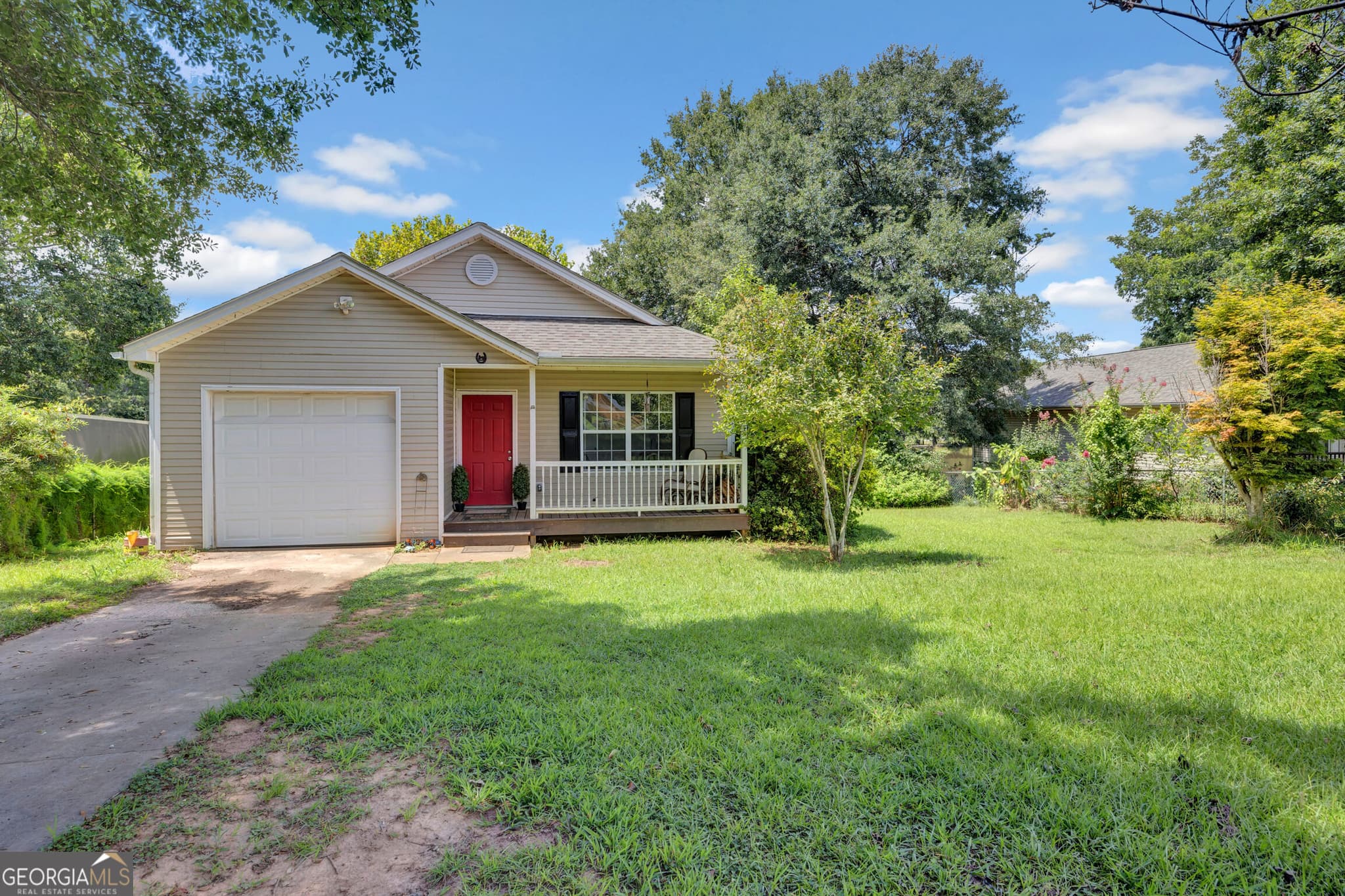 3 bedroom, 2 bathroom, 1,364 sq ft single family residence for sale at 1159 Bell Circle, Madison, GA 30650 — photo 1 of 28