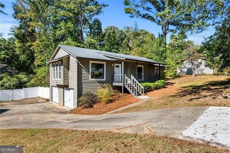 3 bedroom, 2 bathroom, 1,398 sq ft single family residence for sale at 3409 Hogan Drive, Kennesaw, GA 30152 — photo 4