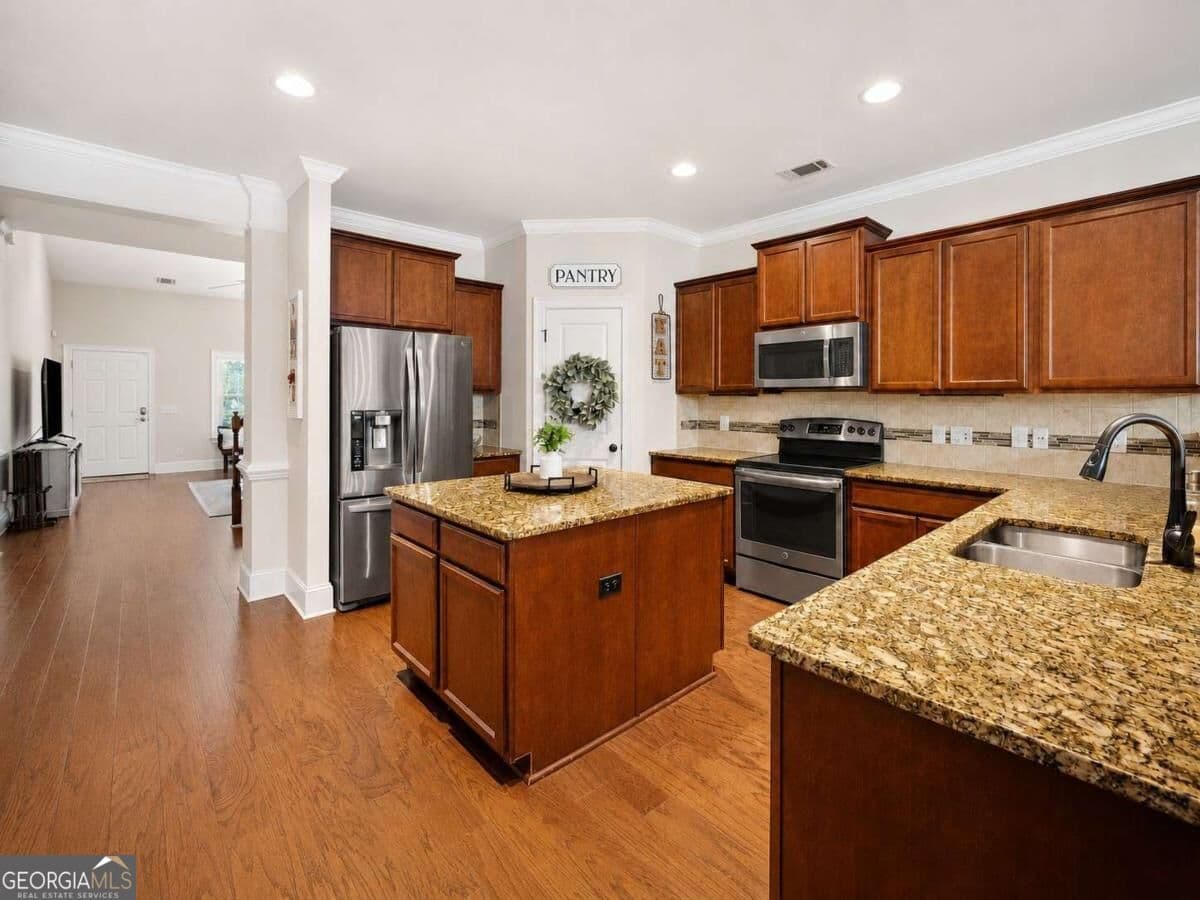 3 bedroom, 2.5 bathroom, 2,489 sq ft townhouse for sale at 106 Danbury Court, Pooler, GA 31322 — photo 7