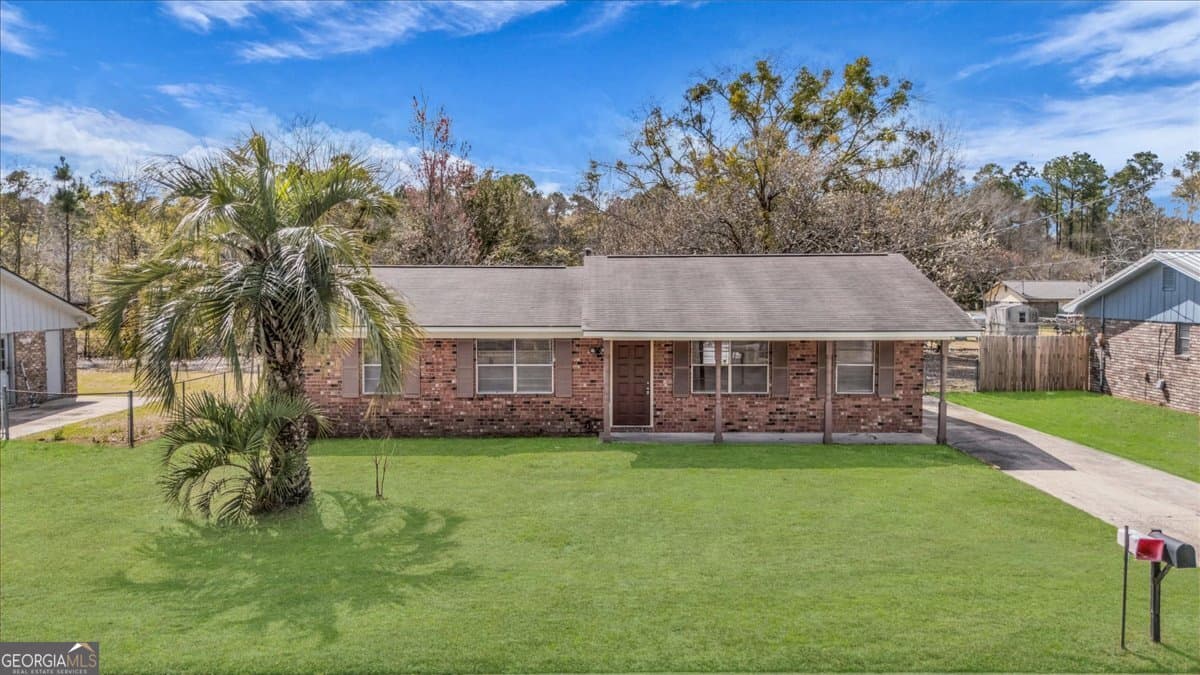 3 bedroom, 2 bathroom, 1,274 sq ft single family residence for sale at 121 Deerwood Court, Hinesville, GA 31313