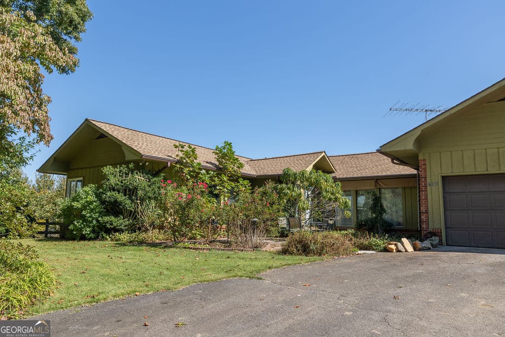 3 bedroom, 2 bathroom, 1,556 sq ft single family residence for sale at 419 Ridge Cliff, Marble, NC 28905